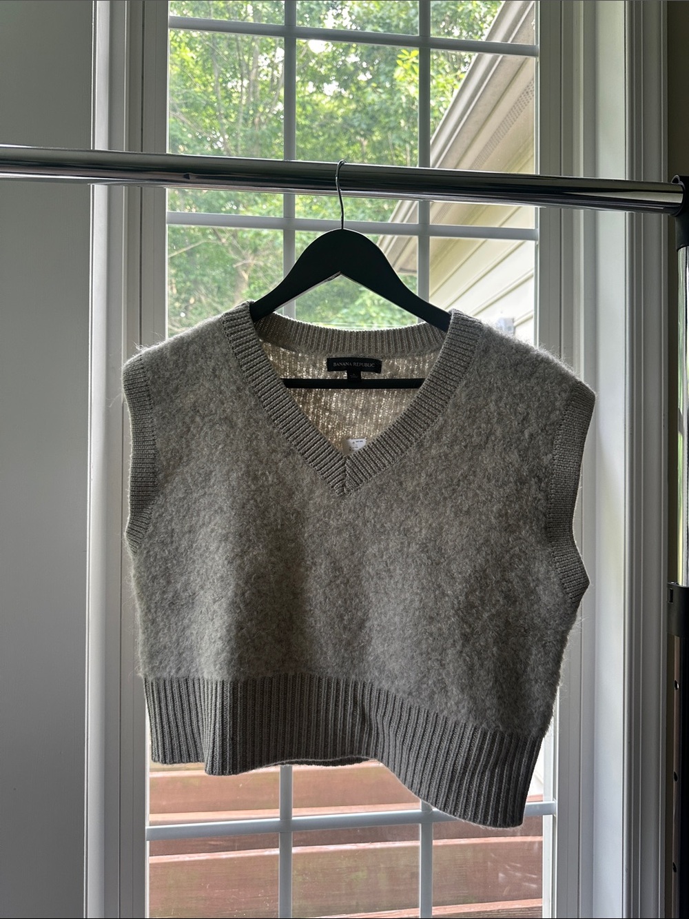 Banana Republic Gray V-Neck Sleeveless Sweater Vest